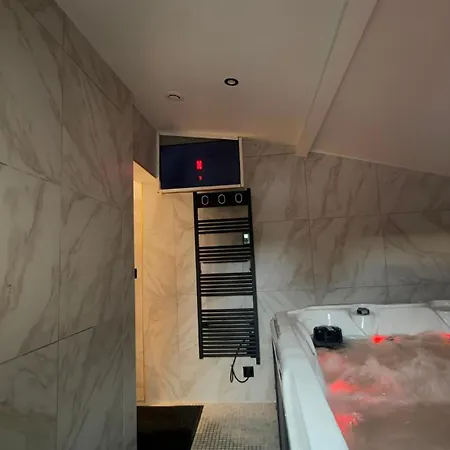 Cinema Jacuzzi 公寓